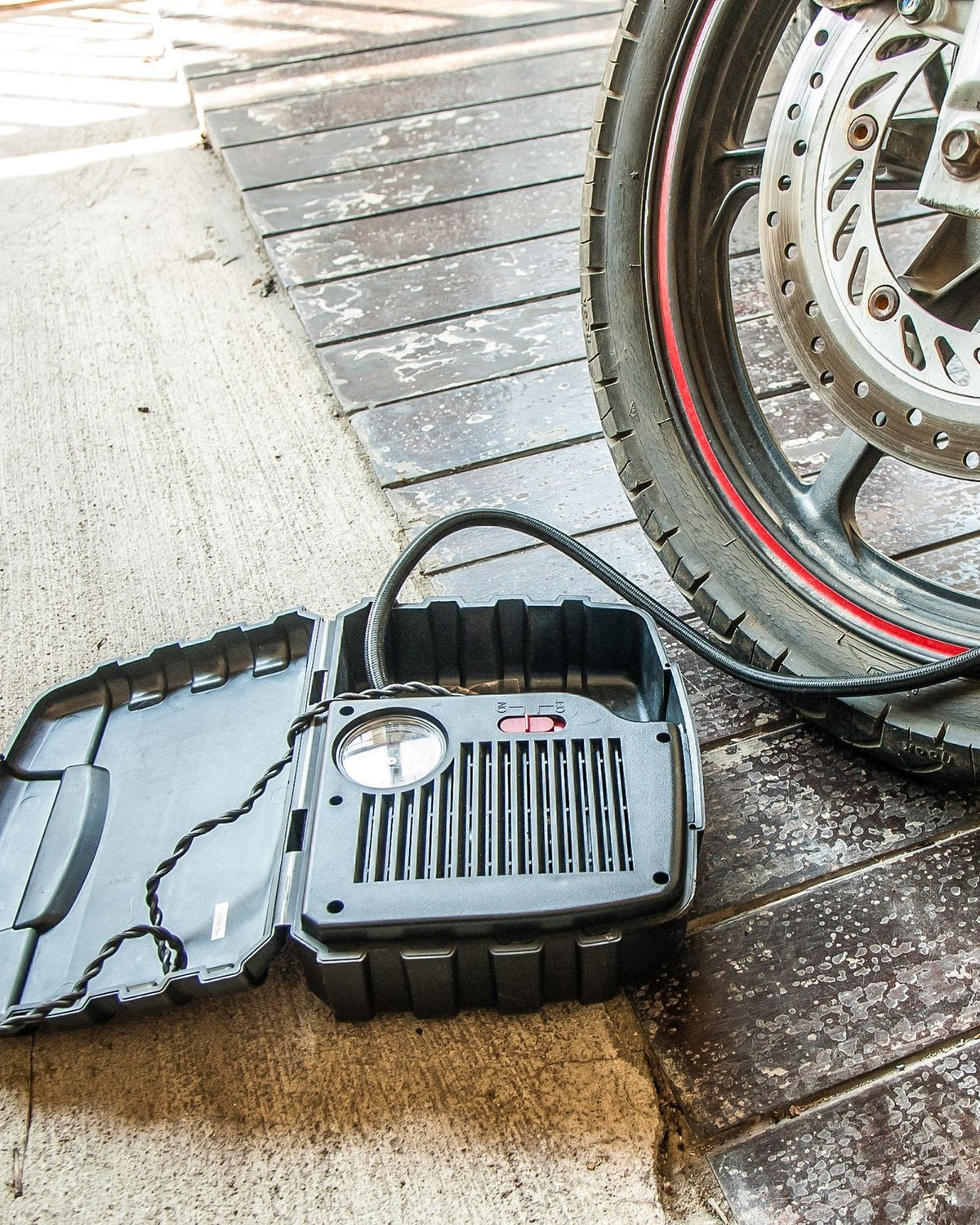 Portable air pump inflating a tire